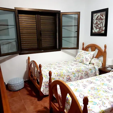 Nyaraló 2 Bedrooms House With Sea View Private Pool And Enclosed Garden At Tinajo